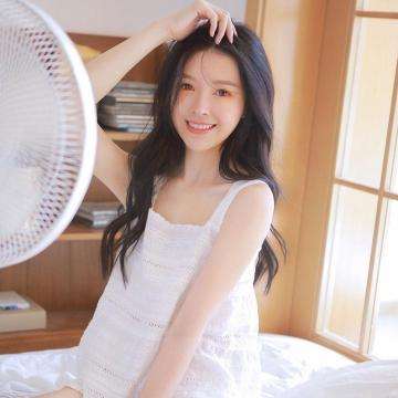 王思聪终于换女友了？穿天价情侣鞋秀恩爱，女生纯素颜毫不在意